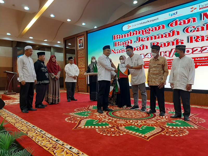Direktur Kredit dan Syariah PT Bank Riau Kepri (BRK), Tengkoe Irawan memberikan bingkisan kepada JCH usai manasik haji, Sabtu (11/6/2022).